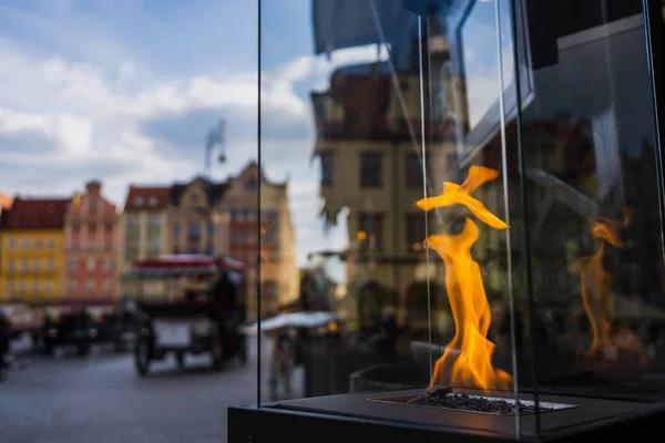 Feu dans une boîte transparente sur la rue urbaine de Wroclaw — Photo de stock