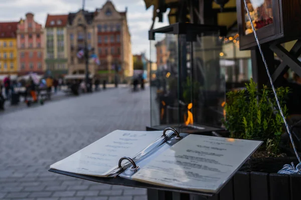 Menú de restaurante en calle urbana en Wroclaw - foto de stock