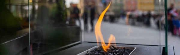 Вигляд вогню у прозорій коробці на вулиці Вроцлава, банер. — стокове фото
