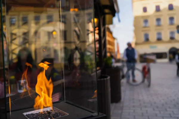 Fogo em caixa de vidro na rua urbana turva em Wroclaw — Fotografia de Stock