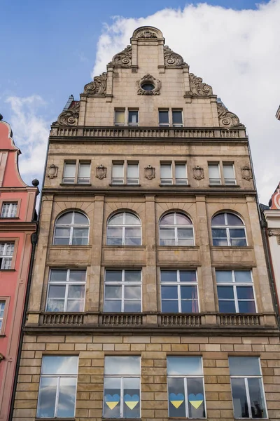 Vista a basso angolo del vecchio edificio in Piazza del Mercato a Breslavia — Foto stock