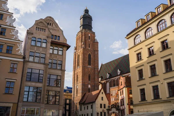 Edifícios antigos e igreja na rua urbana em Wroclaw — Fotografia de Stock