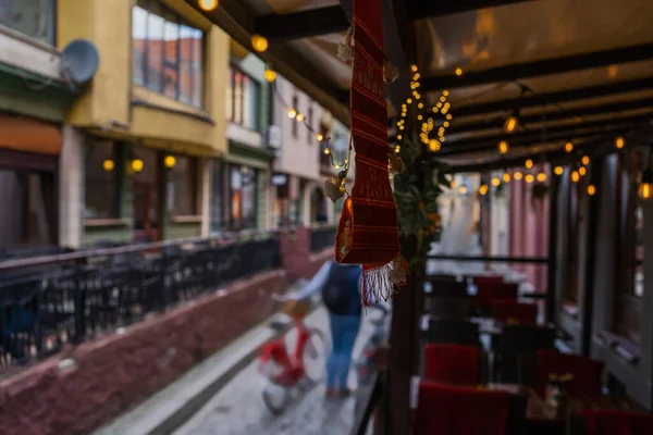 Guirlandas em café ao ar livre borrado na rua urbana em Wroclaw — Fotografia de Stock