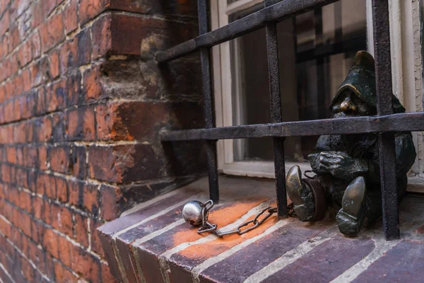 WROCLAW, POLÓNIA - 18 de abril de 2022: Estátua do gnomo no peitoril da janela na rua — Fotografia de Stock