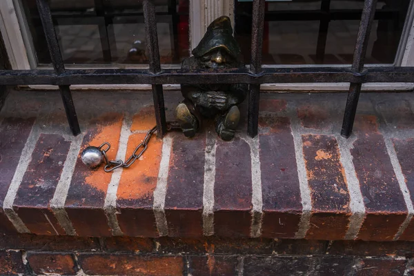 WROCLAW, POLÓNIA - 18 de abril de 2022: Estátua do gnomo no peitoril da janela na rua urbana — Fotografia de Stock