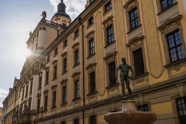 WROCLAW, POLÓNIA - 18 de abril de 2022: Vista da fonte de esgrima na rua urbana — Fotografia de Stock