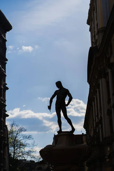 WROCLAW, POLONIA - 18 DE ABRIL DE 2022: Silueta de estatuilla en esgrima Fuente en la calle urbana - foto de stock