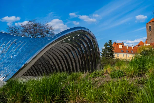 WROCLAW, POLONIA - 18 DE ABRIL DE 2022: Nawa arch near grass on street - foto de stock