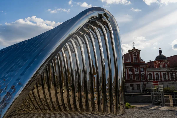 WROCLAW, POLONIA - 18 DE ABRIL DE 2022: Arco de Nawa y edificios al fondo en Wroclaw - foto de stock