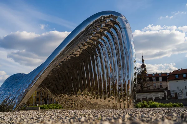 WROCLAW, POLAND - 18 апреля 2022 года: Поверхностный уровень арки Нава на улице — стоковое фото