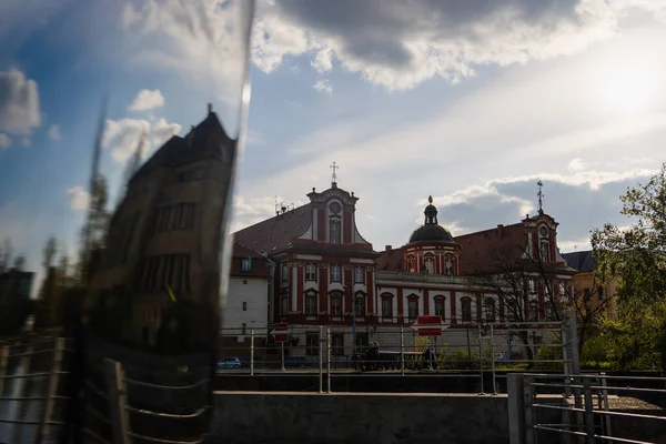 Edificios antiguos de iglesia con cielo nublado al fondo en Wroclaw - foto de stock