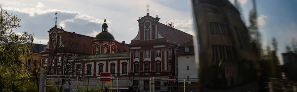 Iglesia antigua en la calle urbana de Wroclaw, pancarta - foto de stock