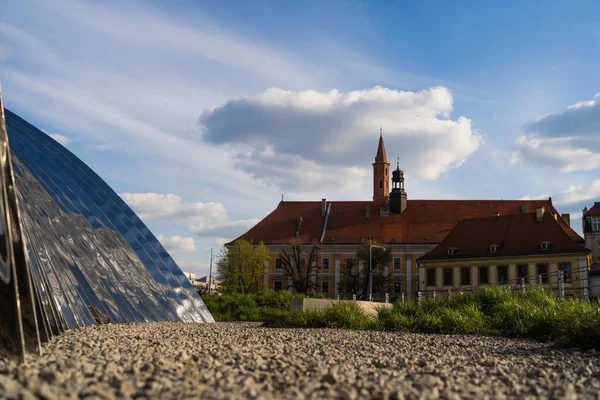 Рівень поверхні арки Нава на міській вулиці Вроцлава. — стокове фото