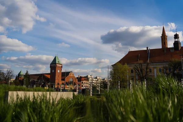 Edificios y Market Hall en la calle urbana con cielo nublado al fondo en Polonia - foto de stock