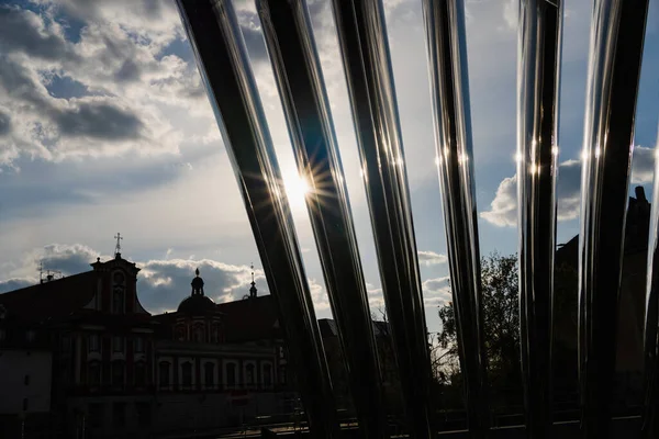 Арка Нава с солнечным светом и небом на заднем плане во Вроцлаве — стоковое фото