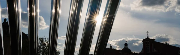 Arco de Nawa con luz solar y cielo nublado al fondo en Wroclaw, estandarte - foto de stock