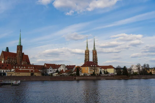 Vue de la cathédrale Saint-Jean-Baptiste et de la rivière à Wroclaw — Photo de stock