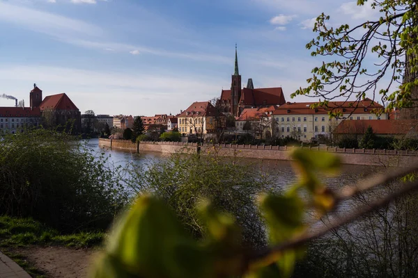Buildings on embankment of Ostrow Tumski in Wroclaw — Stock Photo