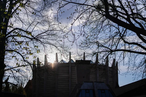 Edifício com luz solar perto de árvores em Wroclaw — Fotografia de Stock