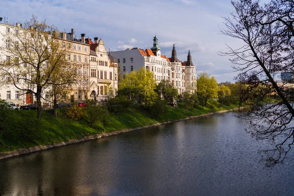 Edifici e alberi su argine vicino al fiume a Breslavia — Foto stock