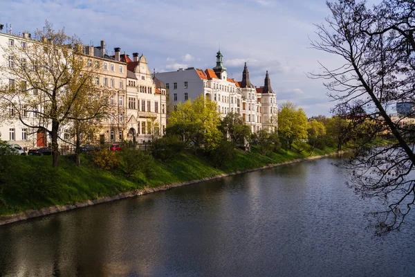 Bâtiments et arbres sur remblai près de la rivière à Wroclaw — Photo de stock