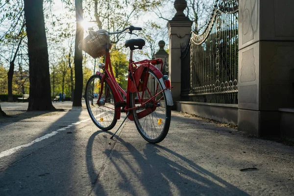 Bicicleta con luz solar en la calle urbana de Wroclaw - foto de stock