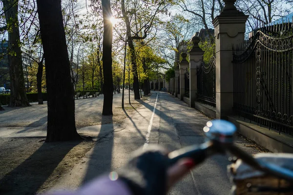 Calle urbana vacía y bicicleta borrosa en Wroclaw - foto de stock