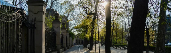 Strada urbana vuota con alberi vicino alla recinzione a Breslavia, banner — Foto stock