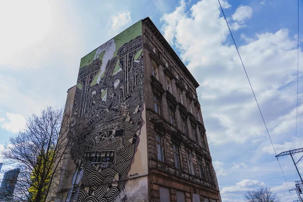 WROCLAW, POLONIA - 18 DE ABRIL DE 2022: Vista de bajo ángulo del mural en un edificio antiguo en la calle - foto de stock