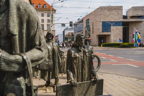 WROCLAW, POLAND - APRIL 18, 2022: Sculptures of Anonymous Pedestrians memorial on urban street — Stock Photo