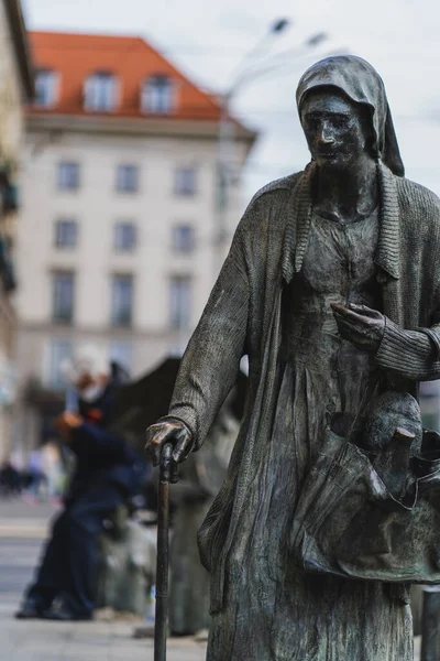 WROCLAW, POLONIA - 18 DE ABRIL DE 2022: Monumento a los peatones anónimos de bronce en la calle urbana - foto de stock