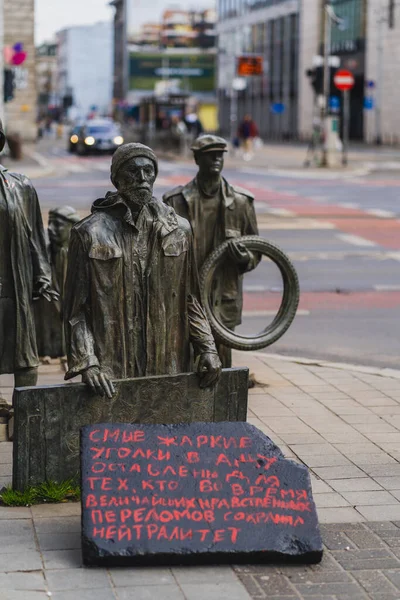 WROCLAW, POLAND - APRIL 18, 2022: Signboard near statue of Anonymous Pedestrians on urban street — Stock Photo