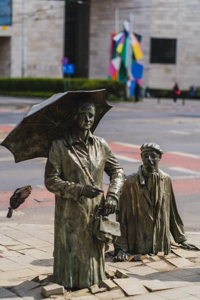 WROCLAW, POLONIA - 18 APRILE 2022: Colomba vicino alle statue dell'Anonimo Monumento ai Pedoni — Foto stock