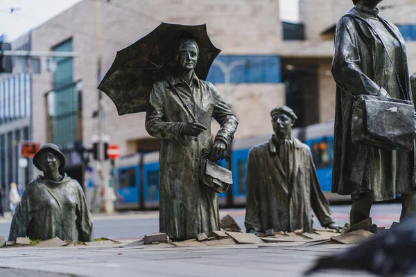 WROCLAW, POLONIA - 18 APRILE 2022: Sculture di anonimi pedoni memoriale sulla strada urbana — Foto stock