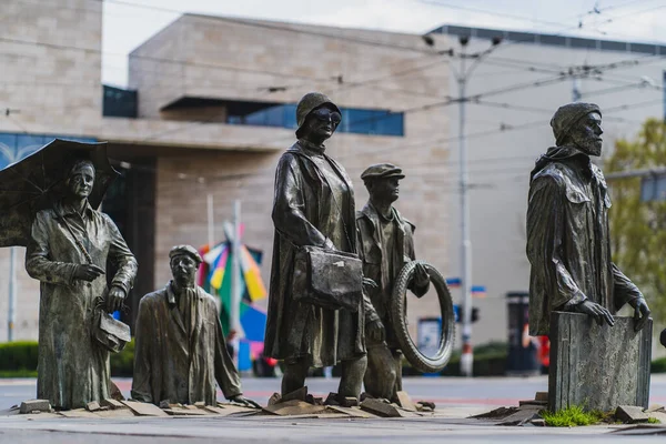 WROCLAW, POLONIA - 18 APRILE 2022: Memoriale dei pedoni anonimi in strada urbana — Foto stock