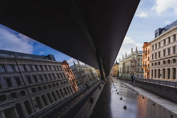 WROCLAW, POLAND - APRIL 18, 2022: Людина, що ходить по міській вулиці вдень — стокове фото