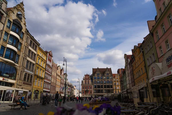 WROCLAW, POLONIA - 18 DE ABRIL DE 2022: La gente en la Plaza del Mercado durante el día - foto de stock