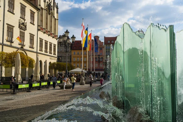 WROCLAW, POLAND - APRIL 18, 2022: Фонтан на міській вулиці вдень — стокове фото