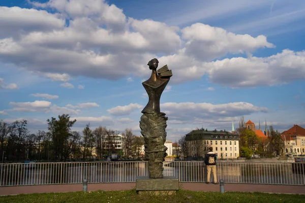 WROCLAW, POLAND - 18 апреля 2022 года: Памятник жертвам наводнения на набережной днем — стоковое фото