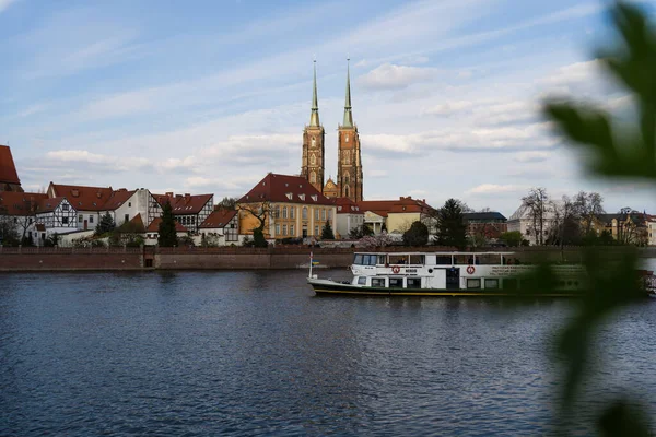 WROCLAW, POLÓNIA - 18 de abril de 2022: Barco sobre rio com edifícios ao fundo — Fotografia de Stock