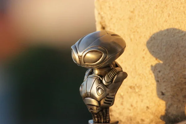 Metal lambayı tutan bir elin yakın plan çekimi.