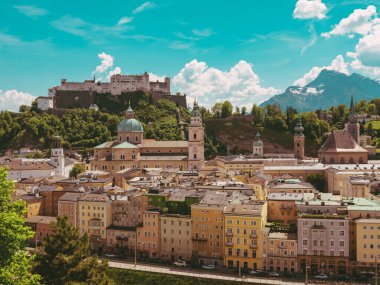 Şehrin panoramik manzarası eski binalar ve evler