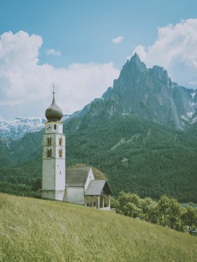 Dağın zirveleri olan bir vadi kilisesi, dolomitler, İtalya