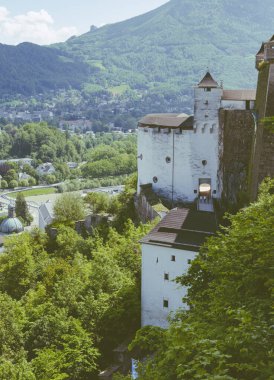 Görkemli ortaçağ kale mimarisinin manzarası