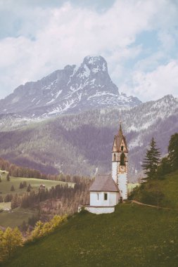 Doğadaki güzel şapelin manzarası.
