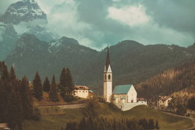 Dolomitlerin güzel manzarası, İtalya