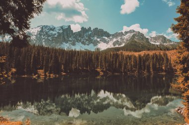 Göl ve dağları olan güzel bir manzara. seyahat kavramı.