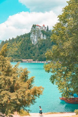 Kanlı kalede yeşil ağaçlarla güzel bir manzara.