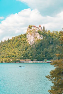 Nehrin kıyısındaki göl üzerindeki kanlı şatonun güzel manzarası.