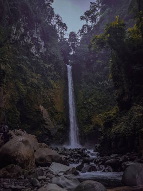 Dağlarda güzel bir şelale